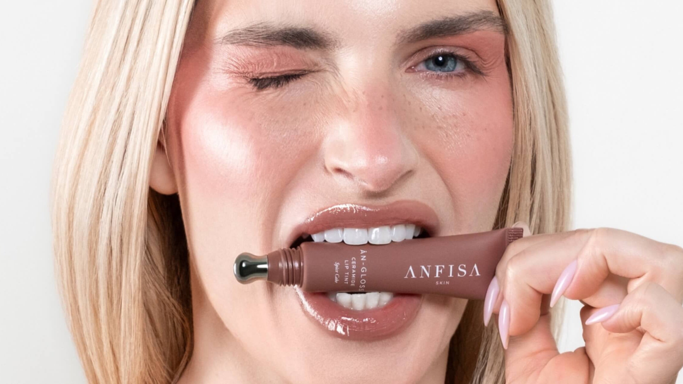ÂN-GLOSS Ceramide Lip Tint Spice Cake with hydrating ceramides, plumping peptides, and glossy rosy brown finish.