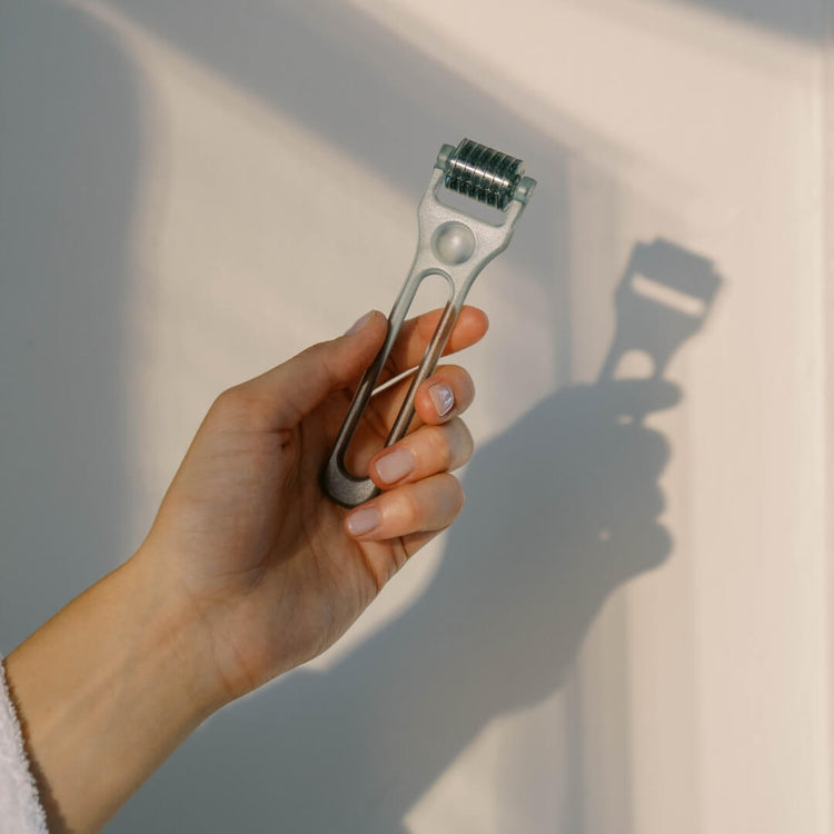 Take your nightly routine to new heights with the Cosmetic Roll-CIT, a tool that allows your products to penetrate deeper into the skin by creating small channels in the epidermis.