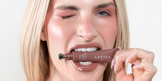 ÂN-GLOSS Ceramide Lip Tint Spice Cake with hydrating ceramides, plumping peptides, and glossy rosy brown finish.